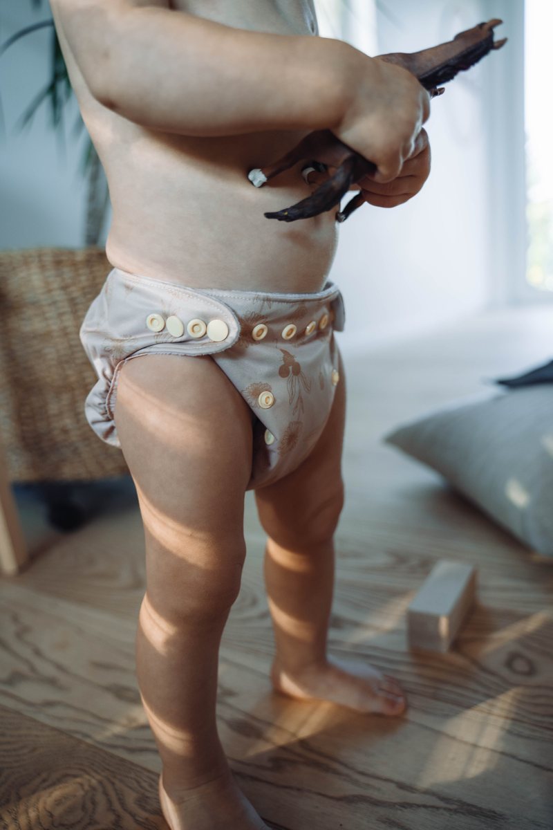 Baby trägt die Pippin Hybridwindel
